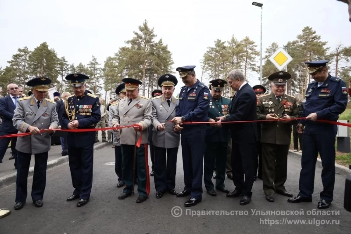 В церемонии открытия новых корпусов Суворовского училища приняли участие заместитель министра обороны РФ Юнус-Бек Евкуров, губернатор Алексей Русских, представители командования ВДВ, ветераны.