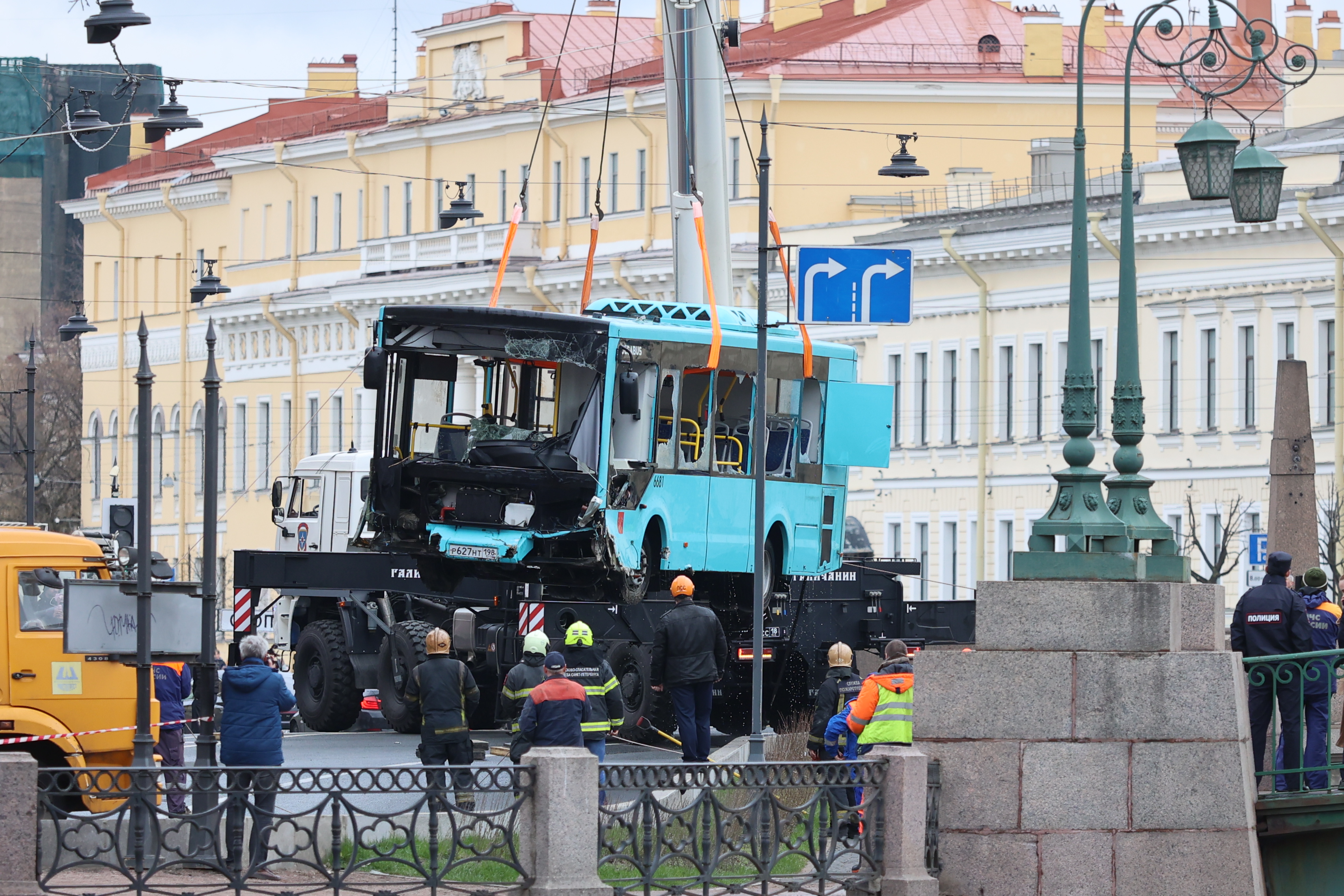 Упавшего в мойку автобуса