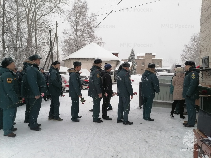 В Новой Ляле открыли мемориальную доску погибшему на СВО спасателю