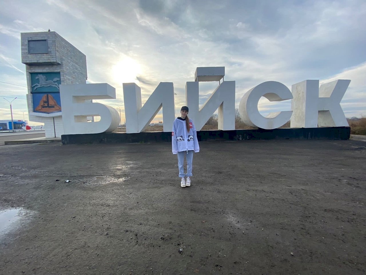 Путешествие вдоль реки на подвесных креслах. Идем пешком барнаул. Идем пешком барнаул. Туристы пешком вдоль бурной реки. Пешком пойду.