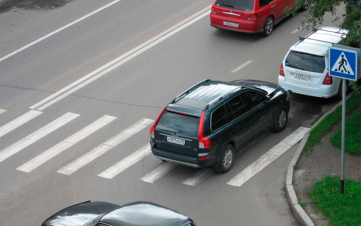 водители каких автомобилей нарушили правила остановки пешеходный переход 2 полосы