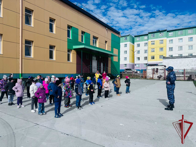 Сотрудники вневедомственной охраны Чукотки провели оздоровительную зарядку в детском саду 