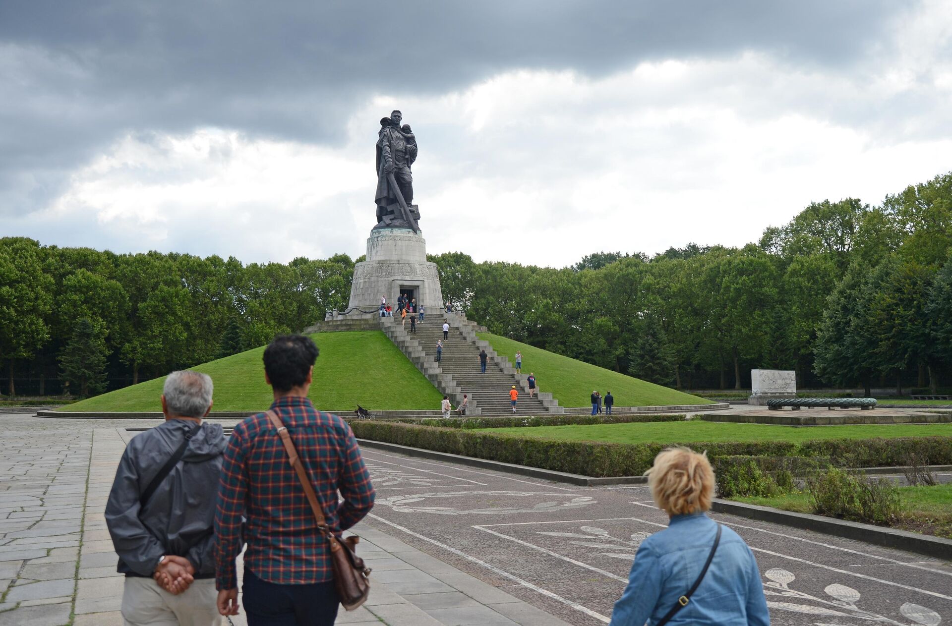 Памятник советскому солдату в берлине фото