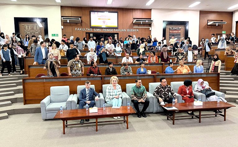 Делегация Совета Федерации в Университете Индонезии в Джакарте приняла участие в церемонии открытия бюста Л.Н. Толстому