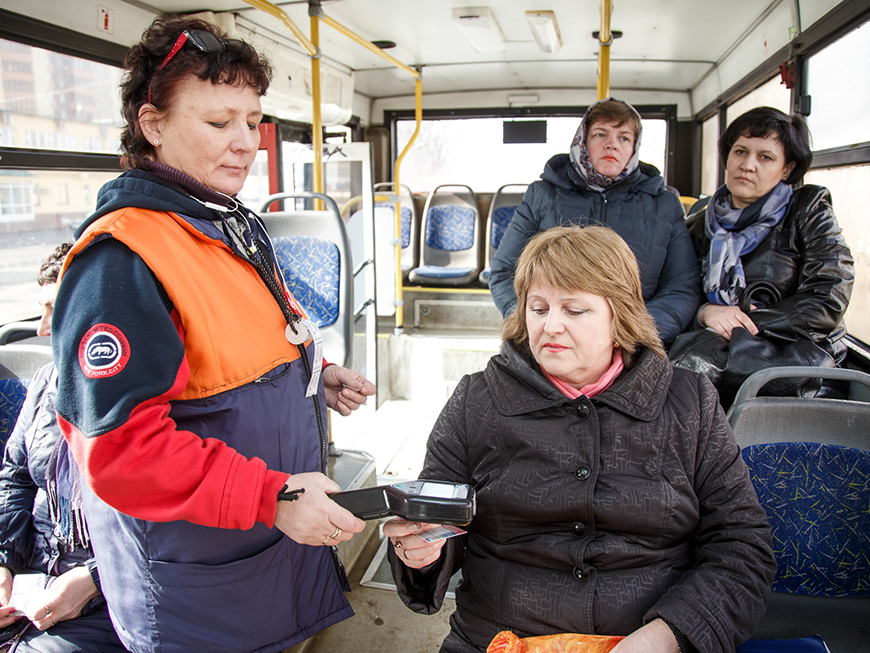 контроллер трамвая. кондуктор общественного транспорта. кондуктор. контроллер в автобусе. кондукторы патп 2 казань.