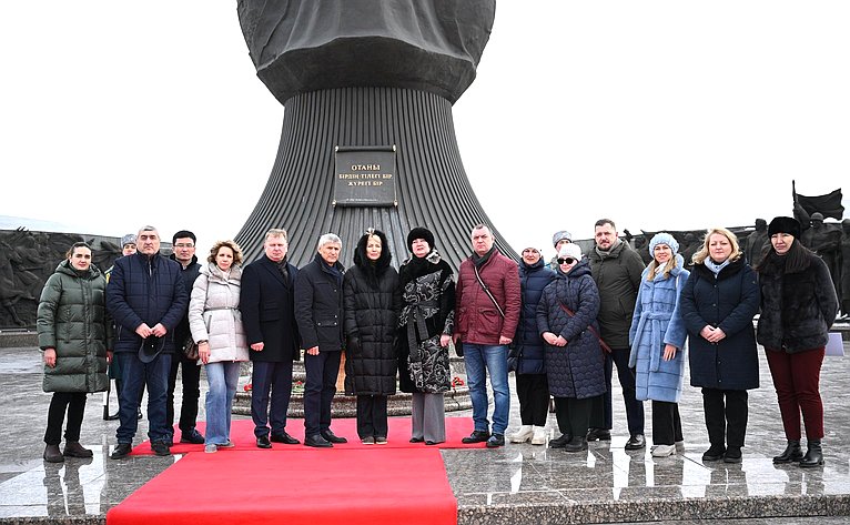 В составе делегации Постоянной комиссии МПА СНГ Татьяна Сахарова приняла участие в церемонии возложения цветов к Монументу «Защитники Отечества»