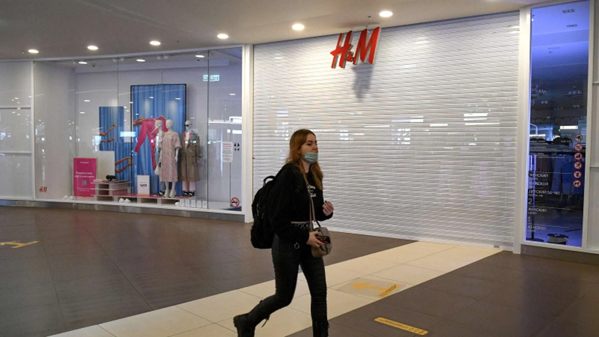 Закрыли н м. Закрытие h&m. Закрытие HM В России. H&M закрытый магазин. Магазин HM закрывается.