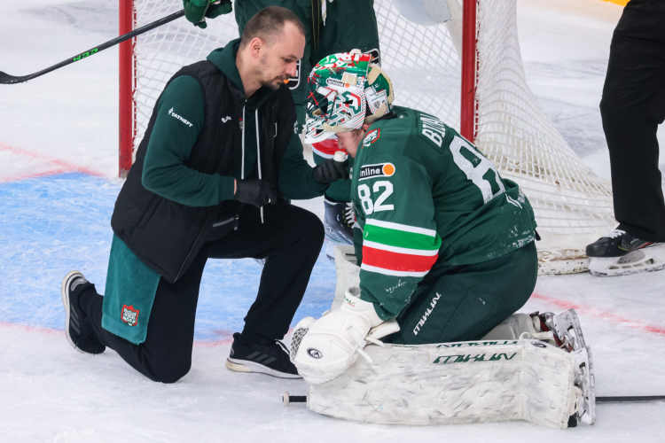 Врач клуба живет по расписанию команды — приходит за несколько часов до тренировки или игры, присутствует на них и занимается восстановительными мероприятиями с игроками после: самый обычный рабочий день может закончиться ближе к полуночи