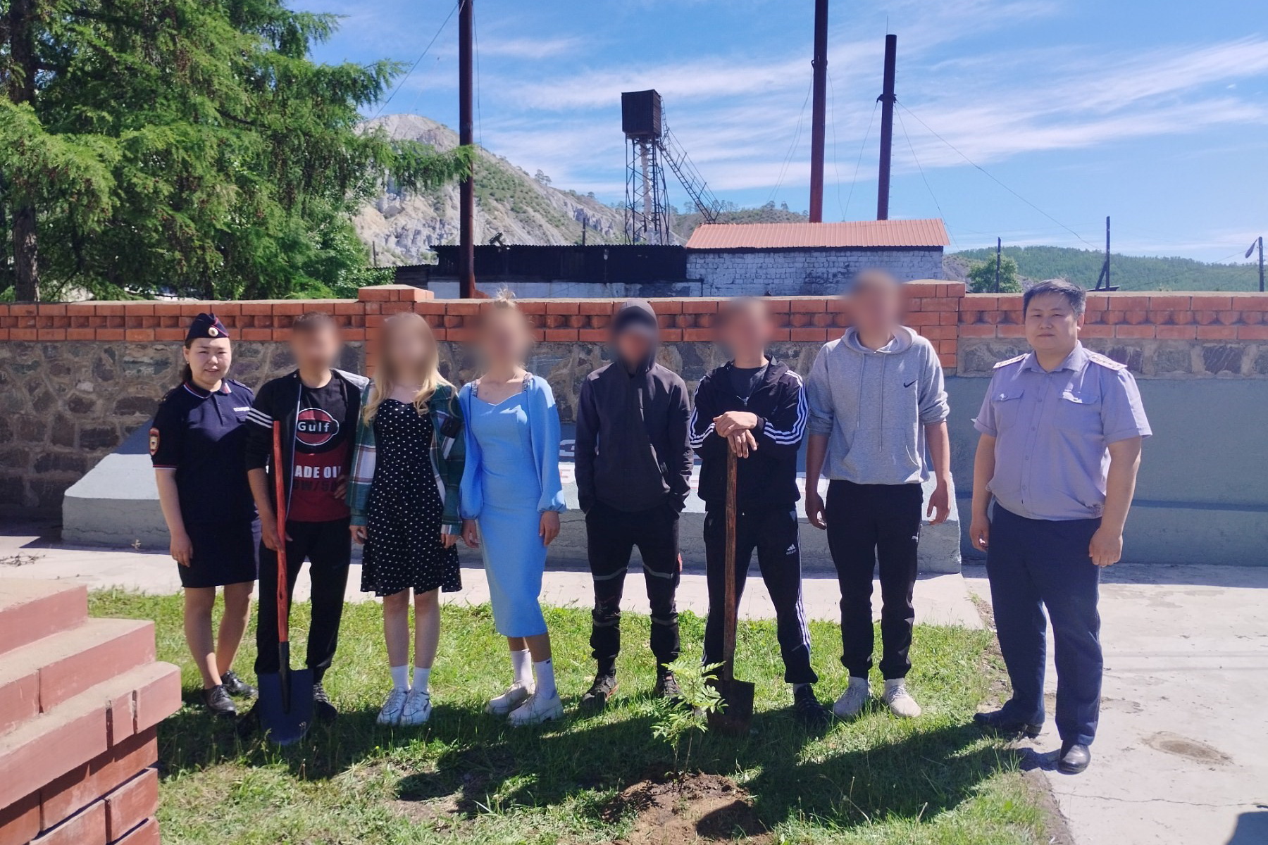 Несовершеннолетние, состоящие на учете в уголовно-исполнительной инспекции, приняли участие в озеленении Баунтовского района