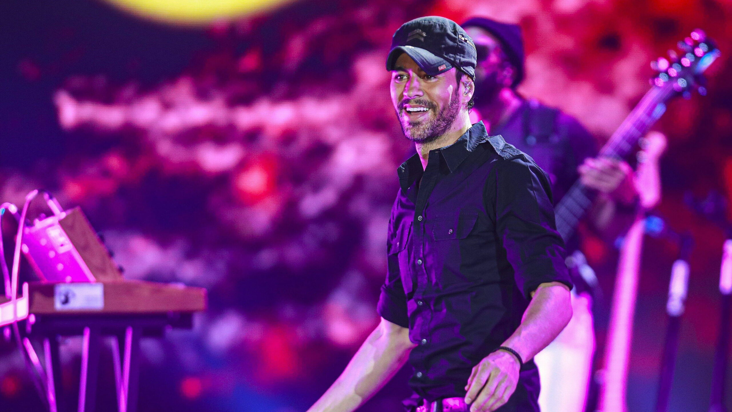 Энрике иглесиас концерт. Энрике иглесиас на сцене. Концерт энрике иглесиаса в сочи. Энрике иглесиас концерт в москве. Концерт иглесиаса.