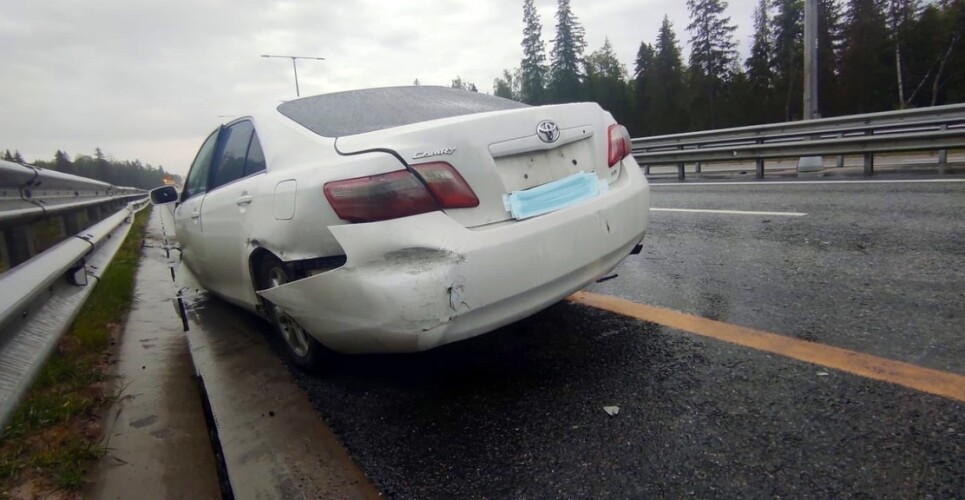 в случае когда правые колеса автомобиля наезжают на неукрепленную влажную обочину рекомендуется