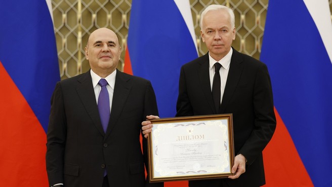 Михаил Мишустин вручил премии Правительства в области медицинской науки. С директором Национального медицинского исследовательского центра нейрохирургии имени академика Н.Н.Бурденко Минздрава России, доктором медицинских наук, профессором Дмитрием Юрьевичем Усачёвым