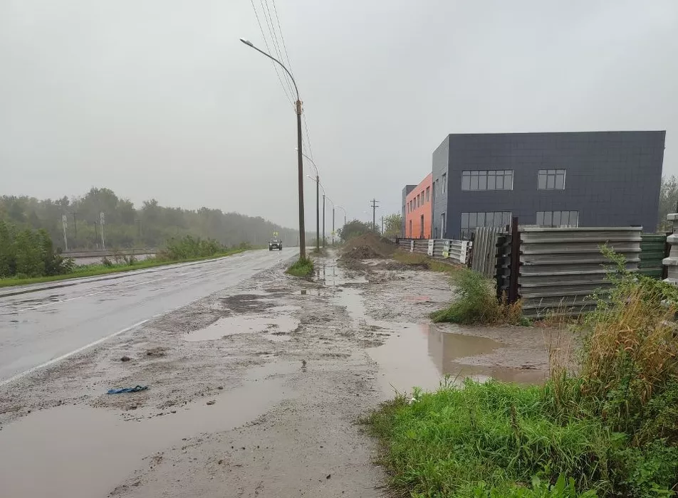 Жители Новоалтайска пожаловались на плохое состояние тротуара из-за стройки