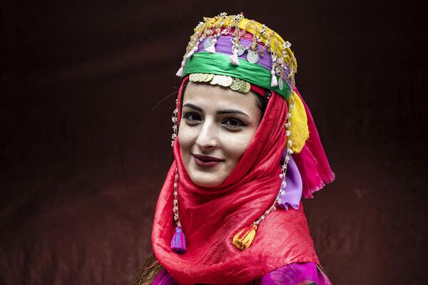 Мужчины еще раз вспоминают о том, как прекрасны их спутницы жизни. На фото - сирийская женщина курдской народности в традиционном наряде. - Sputnik Абхазия
