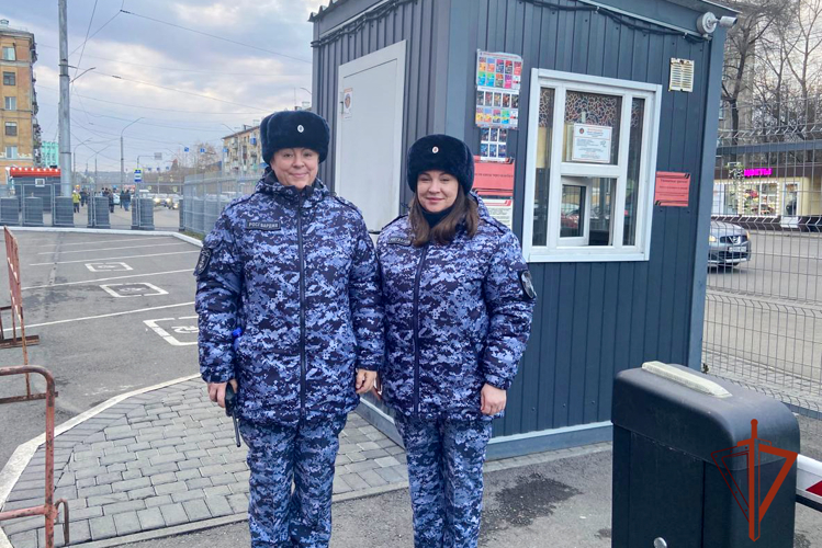 Росгвардейцы обеспечили безопасность болельщиков на матче ВХЛ в Кузбассе