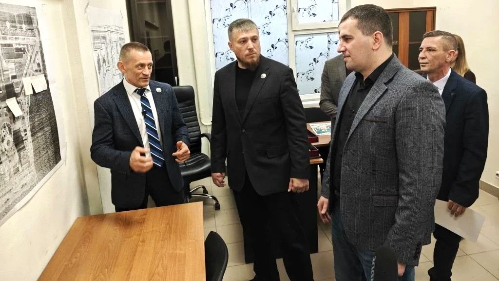 Депутат Думы Югры Дмитрий Аксёнов оценил опыт ТОС «Александрия» и работу центра «Формат» в Сургуте