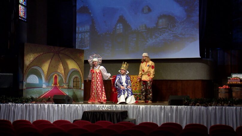 Артисты калининградской областной филармонии имени Светланова готовятся к новогодним представлениям для взрослых и детей