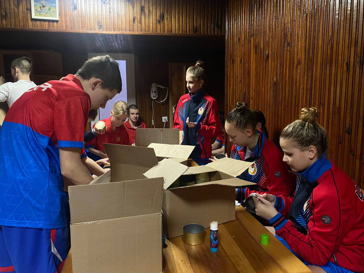 Юные спортсмены Севастополя изготовили новую партию заготовок блиндажных свечей, фото 2