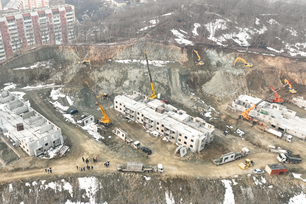 Переселения приморском крае. Стройка фото. Начало стройки. Переселение из аварийного жилья. Аварийное жилье.