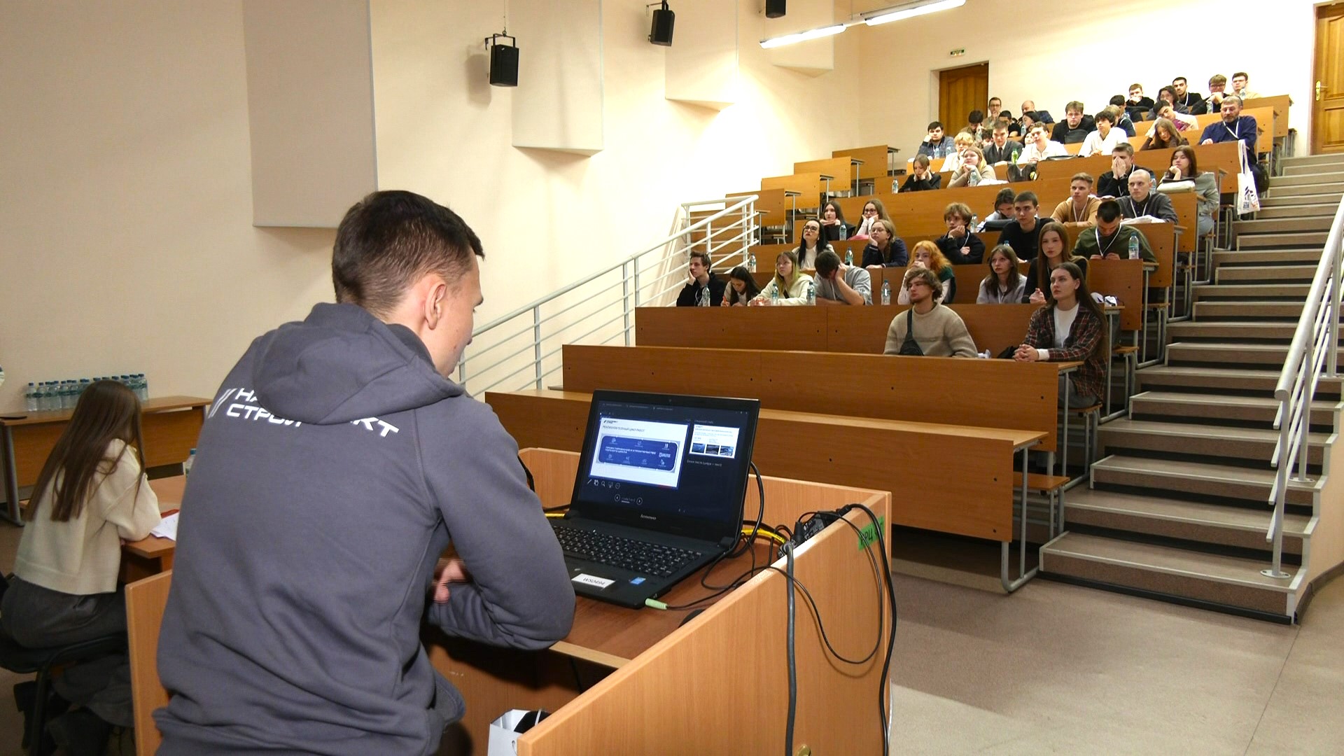 Молодые строители России обсуждают будущее на форуме в Сургуте