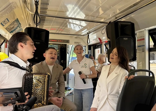 «Караоке-трамвай» в Казани: пассажиры спели с артистами татарской эстрады под баян в День радио