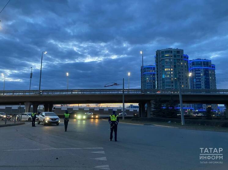 Водитель фуры погиб в Казани при столкновении со стоящей машиной