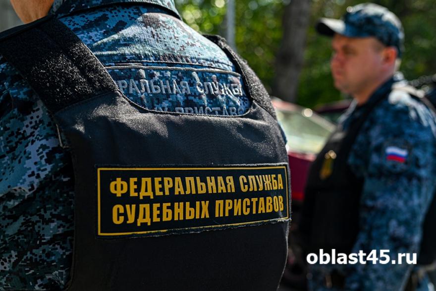 Курганские приставы нашли алиментщика в шкафу