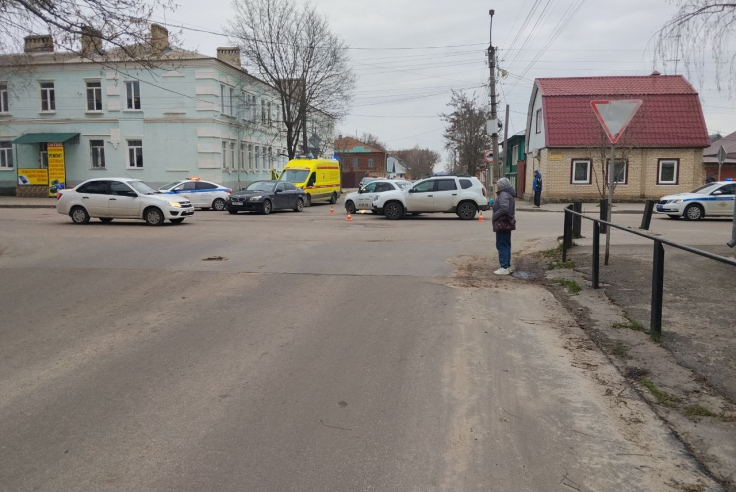 В Ельце в массовом ДТП с Рено и Фольксвагеном пострадали два пассажира Гранты