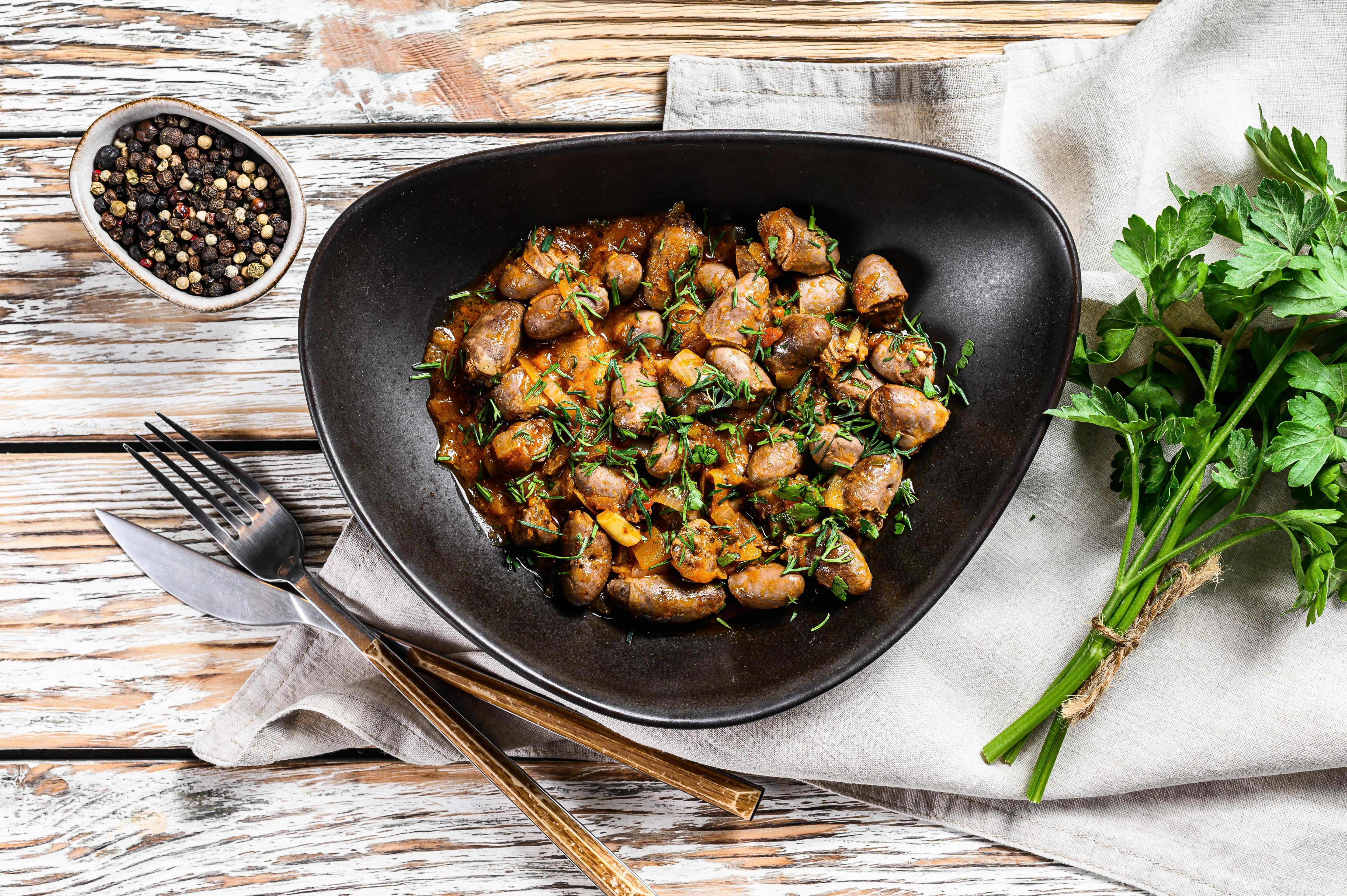 Тушеные куриные сердечки. Куриные сердечки тушеные в сметане. Куриные сердечки. Очень вкусная куриные сердечки. Куриные сердечки шашлык.