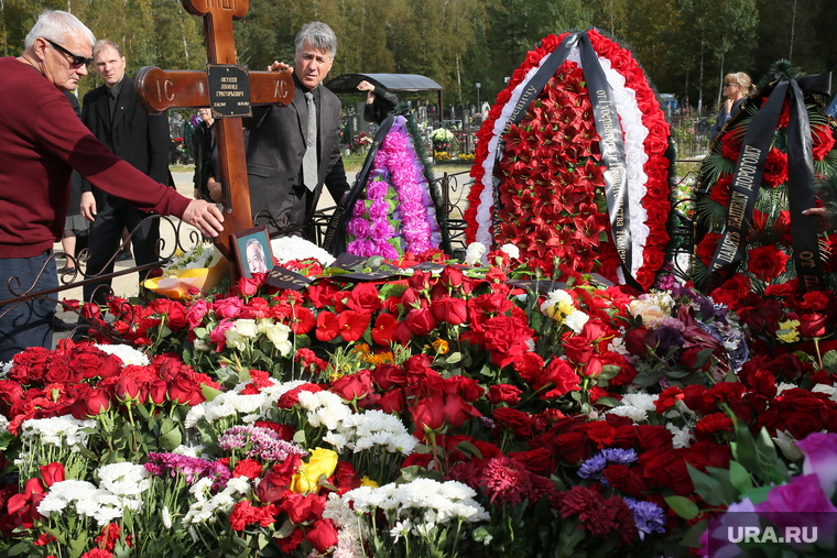 Кладбище, прощание с Окуневым. Тюмень