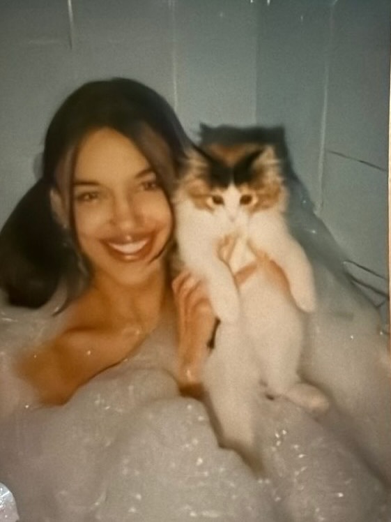 Ковры, коты и пена: Ирина Шейк опубликовала архивные фотографии из Еманжелинска