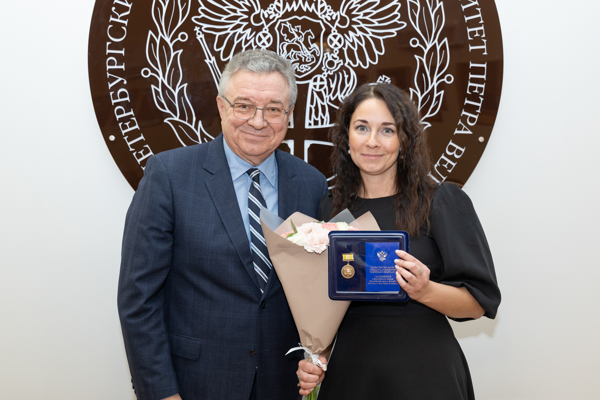 Андрей Рудской и ведущий экономист отдела труда и заработной платы Любовь Стрижич