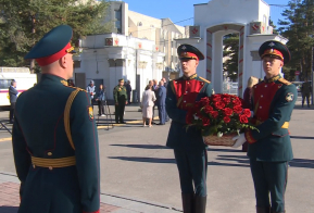 Церемония возложения цветов к памятнику Александра Михайловича Василевского прошла в Хабаровске