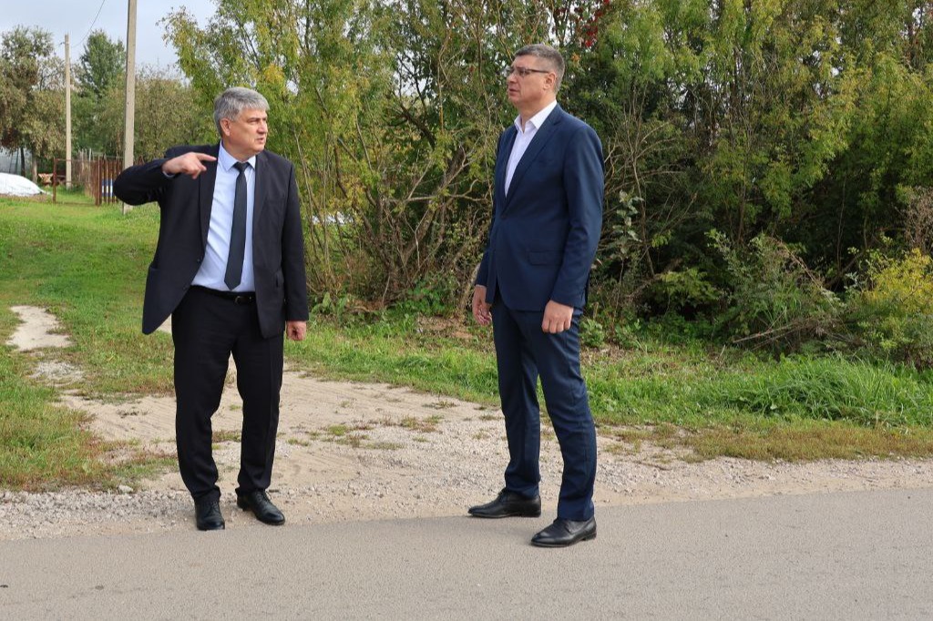 После обращения жителей в Сновицах сделают тротуар и ограничители для транспорта