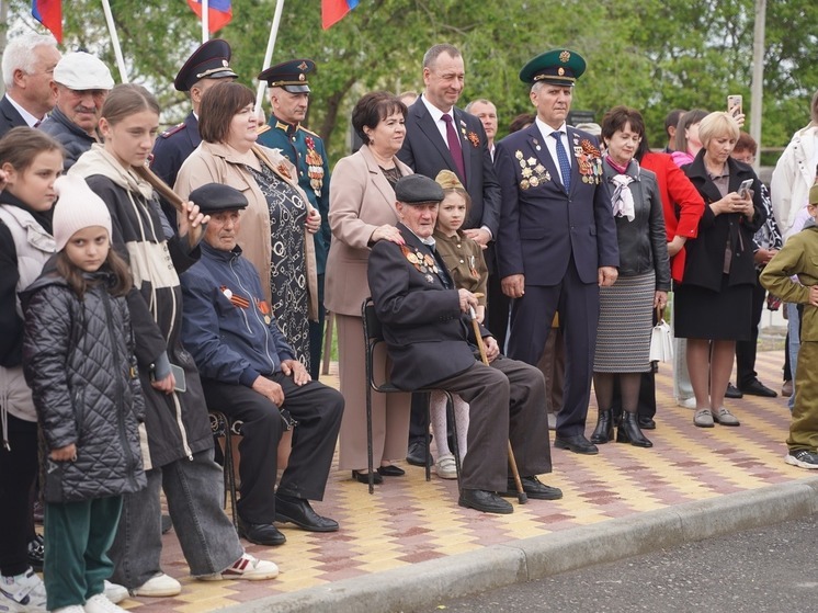 В Андроповском округе провели парад у дома 100-летнего ветерана войны