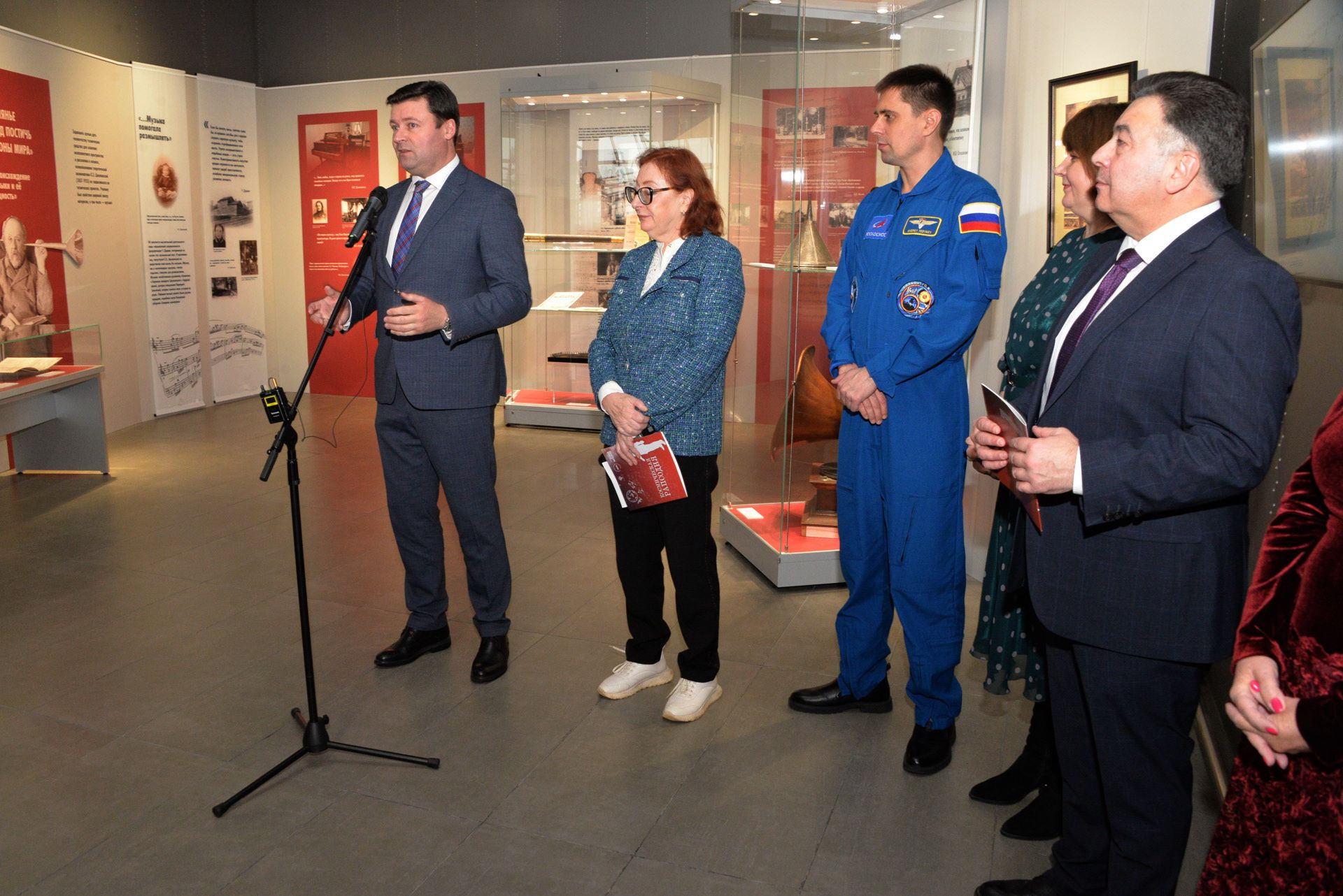В Калуге открыта выставка «Космическая рапсодия»