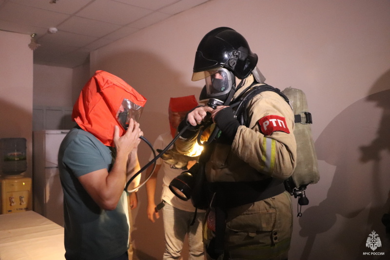 В Орле огнеборцы провели учение по ликвидации условного пожара в гостиничном комплексе