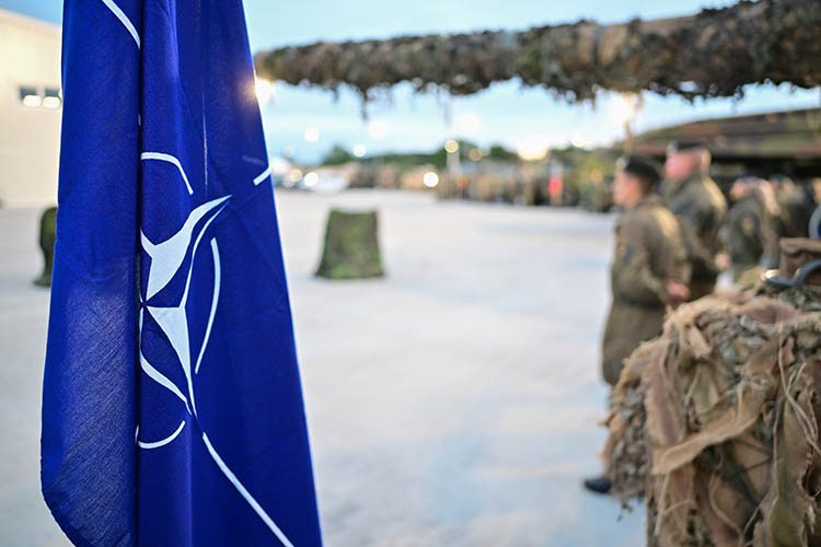 «По уставу НАТО, для принятия новых членов нужно согласие всех стран альянса. Я думаю, на этом с Украиной в НАТО можно закончить»