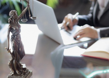 Фемида отклонила солидарный иск к столичной СРО, поскольку из КФ ВВ возмещается вред, а не договорные убытки 