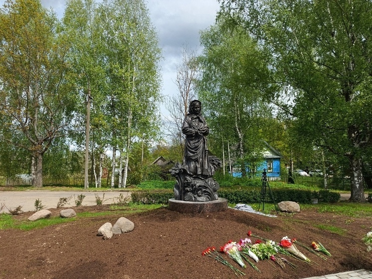 В Усвятах открыли памятник знаменитой фольклорной певице Ольге Сергеевой