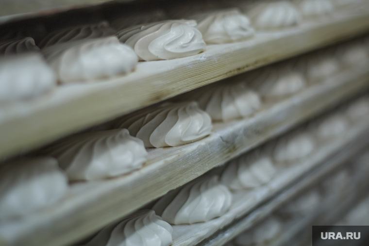 Зефир пермь. Клюквенный маршмеллоу. Игрушка и коробка с маршмеллоу. Мичуринский зефир. Зефир клюквенный.