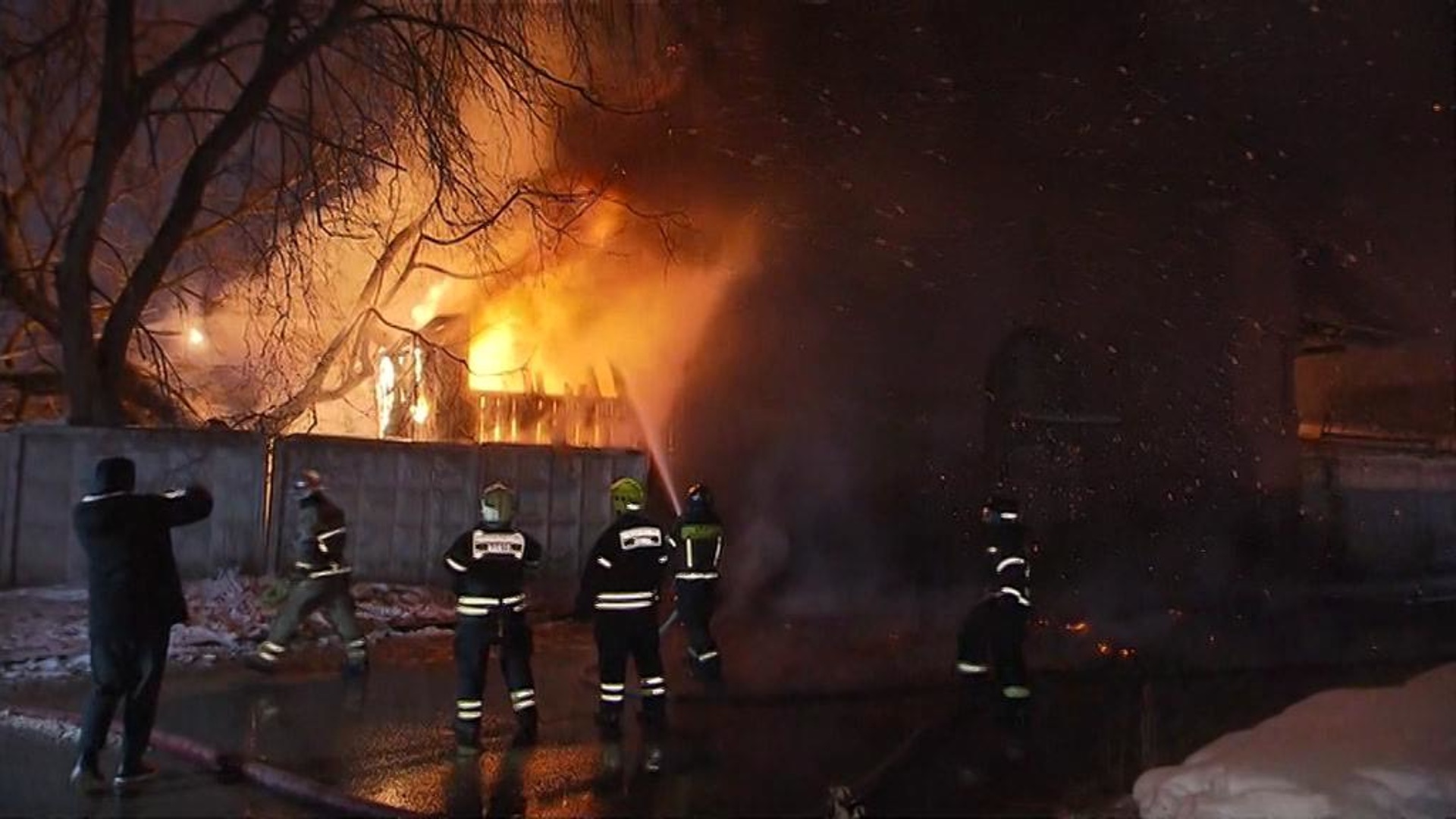 Пожар в москве сейчас 1 час назад. Крупный пожар. Крупный пожар здания. Огромный пожар. Крупные пожары в России.