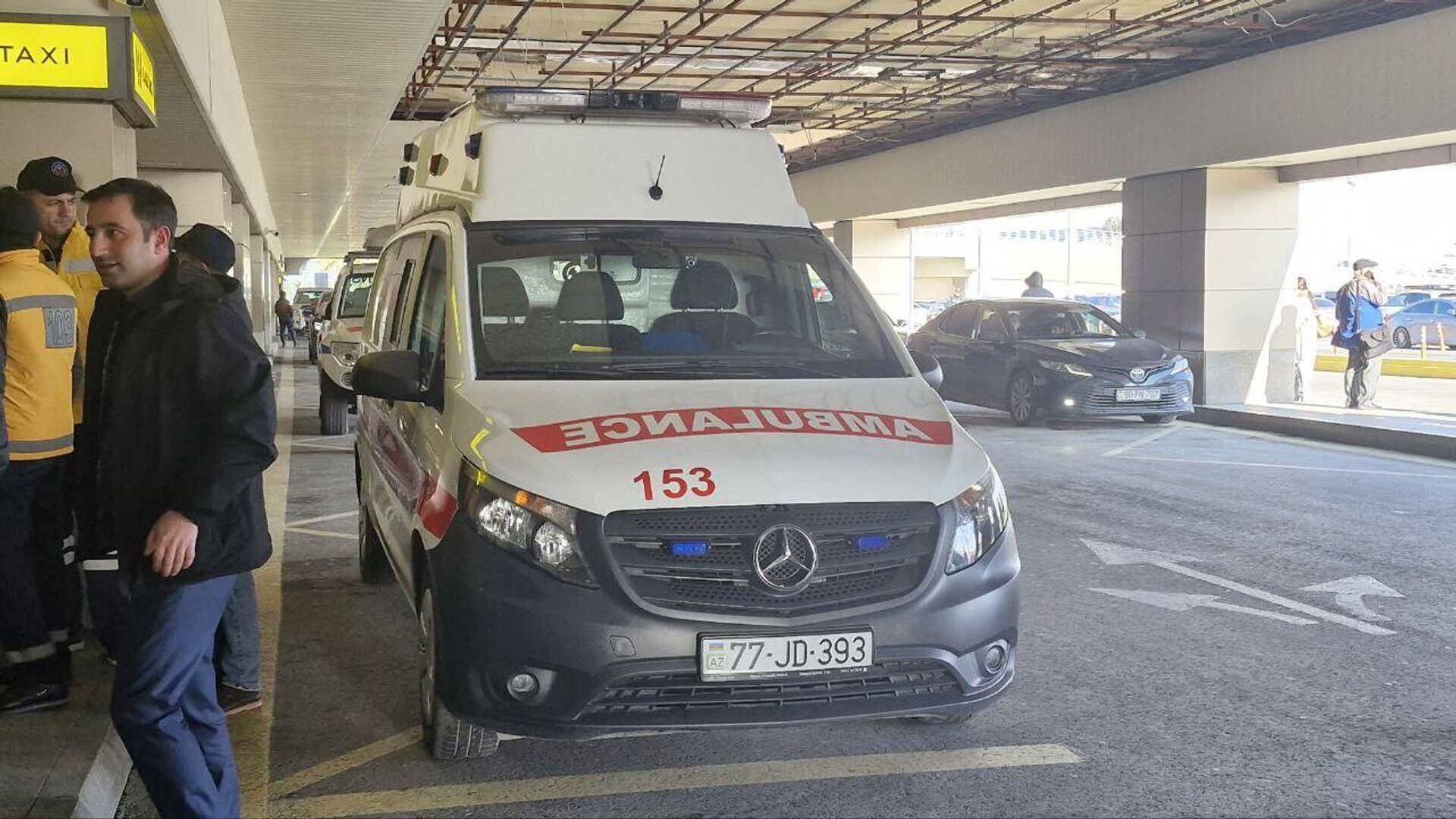 Кареты скорой помощи в аэропорту имени Гейдара Алиева - Sputnik Азербайджан, 1920, 30.12.2024