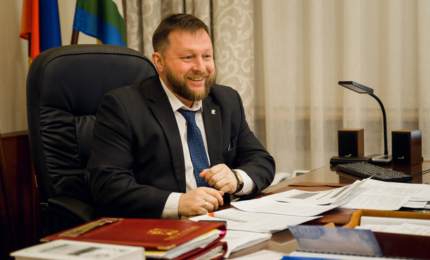 Симаков показал свой комсомольский билет