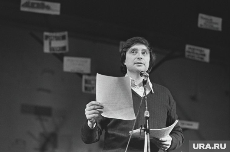 Актер театра и кино Вениамин Борисович Смехов на сцене Московского театра драмы и комедии на Таганке в 1968 году