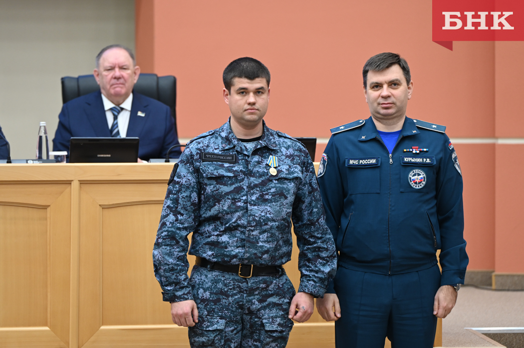 В Сыктывкаре наградили пристава, который спас рыбака