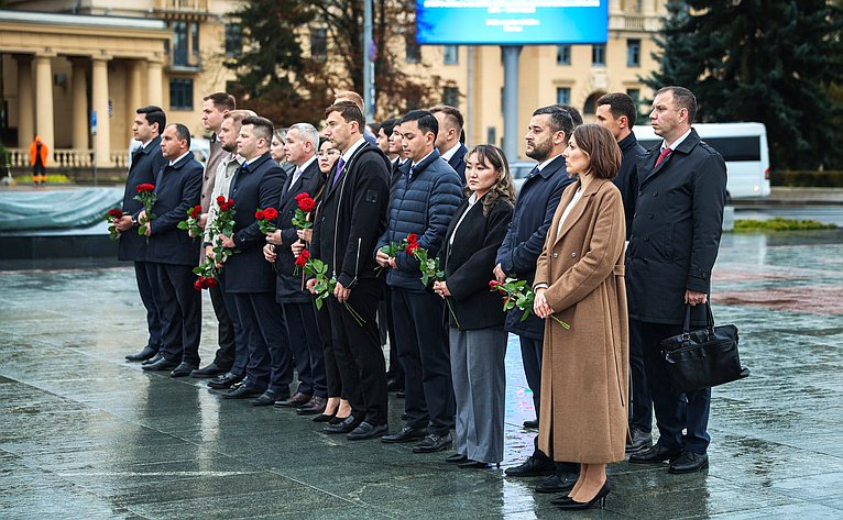 Делегаты парламентов стран Содружества в память о героях — уроженцах и защитниках Беларуси возложили цветы к монументу Победы в Минске
