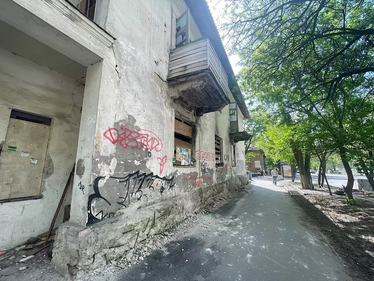 В Ростове на Ларина заброшенная двухэтажка более 10 лет угрожает опасностью