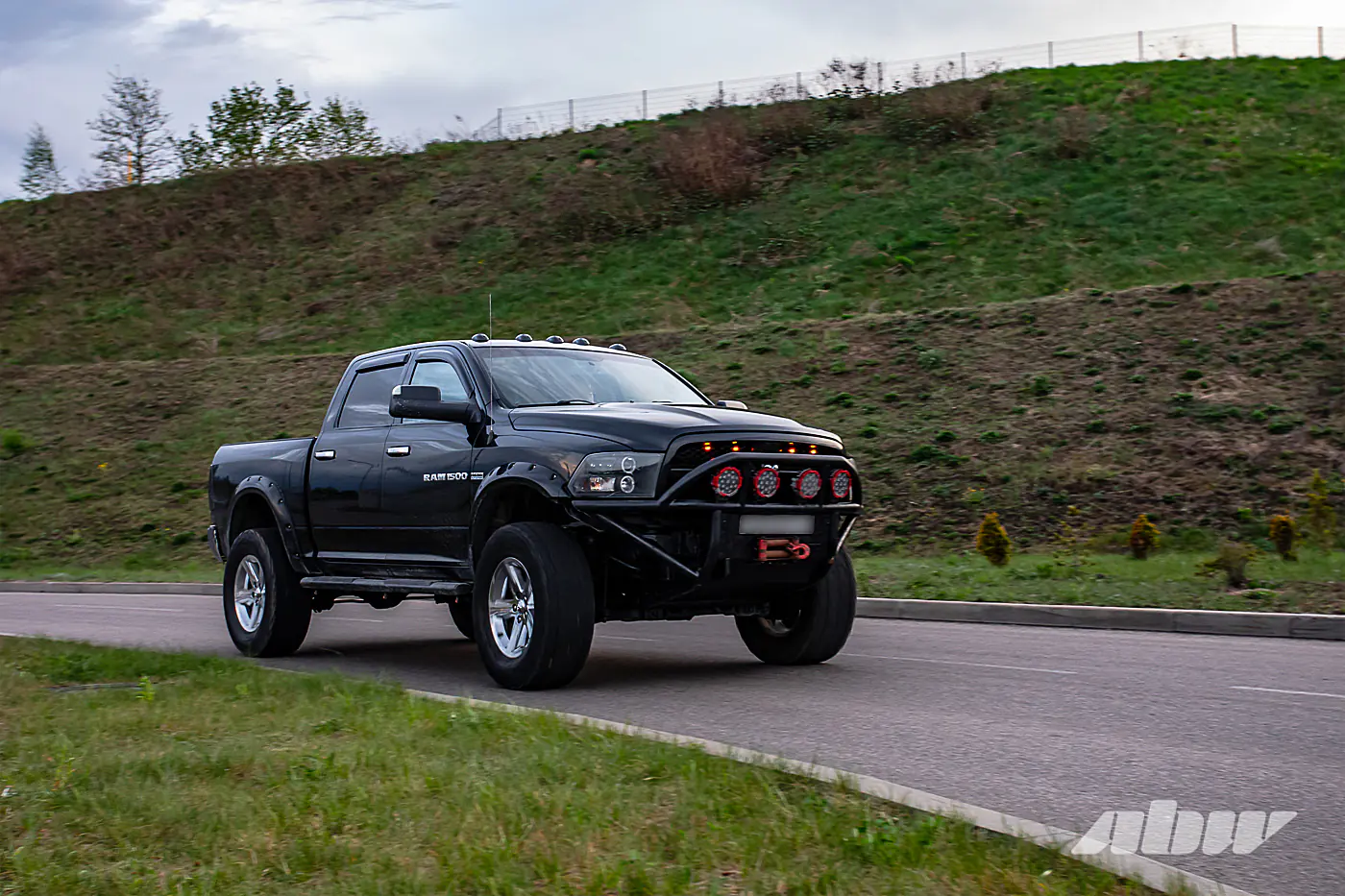 Очень крутой рейнджер: возвышаемся над потоком на Dodge Ram V8