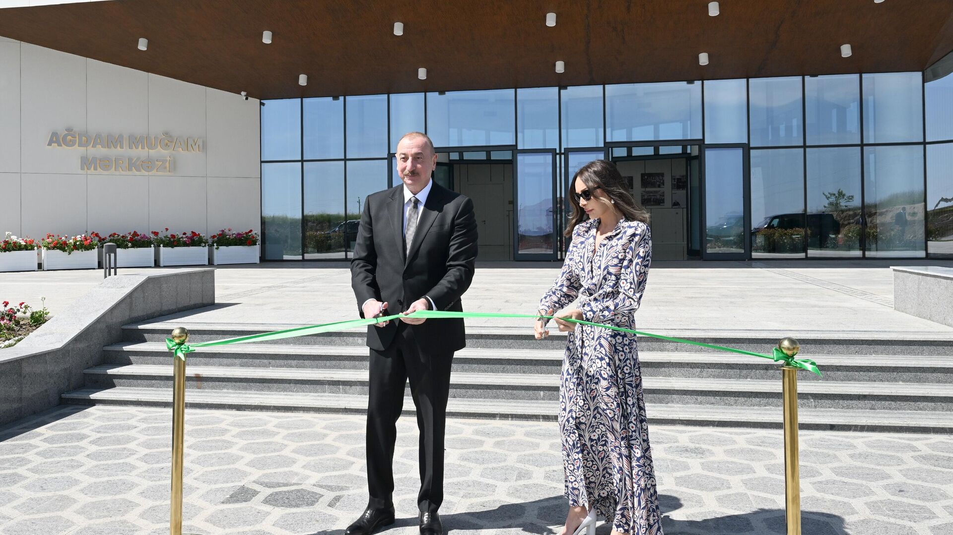 Президент Ильхам Алиев и первая леди Мехрибан Алиева приняли участие в открытии Агдамского центра мугама - Sputnik Азербайджан, 1920, 11.05.2025